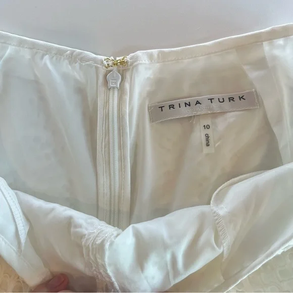 Trina Turk NWOT Compay white lined scalloped lace shorts Size 10